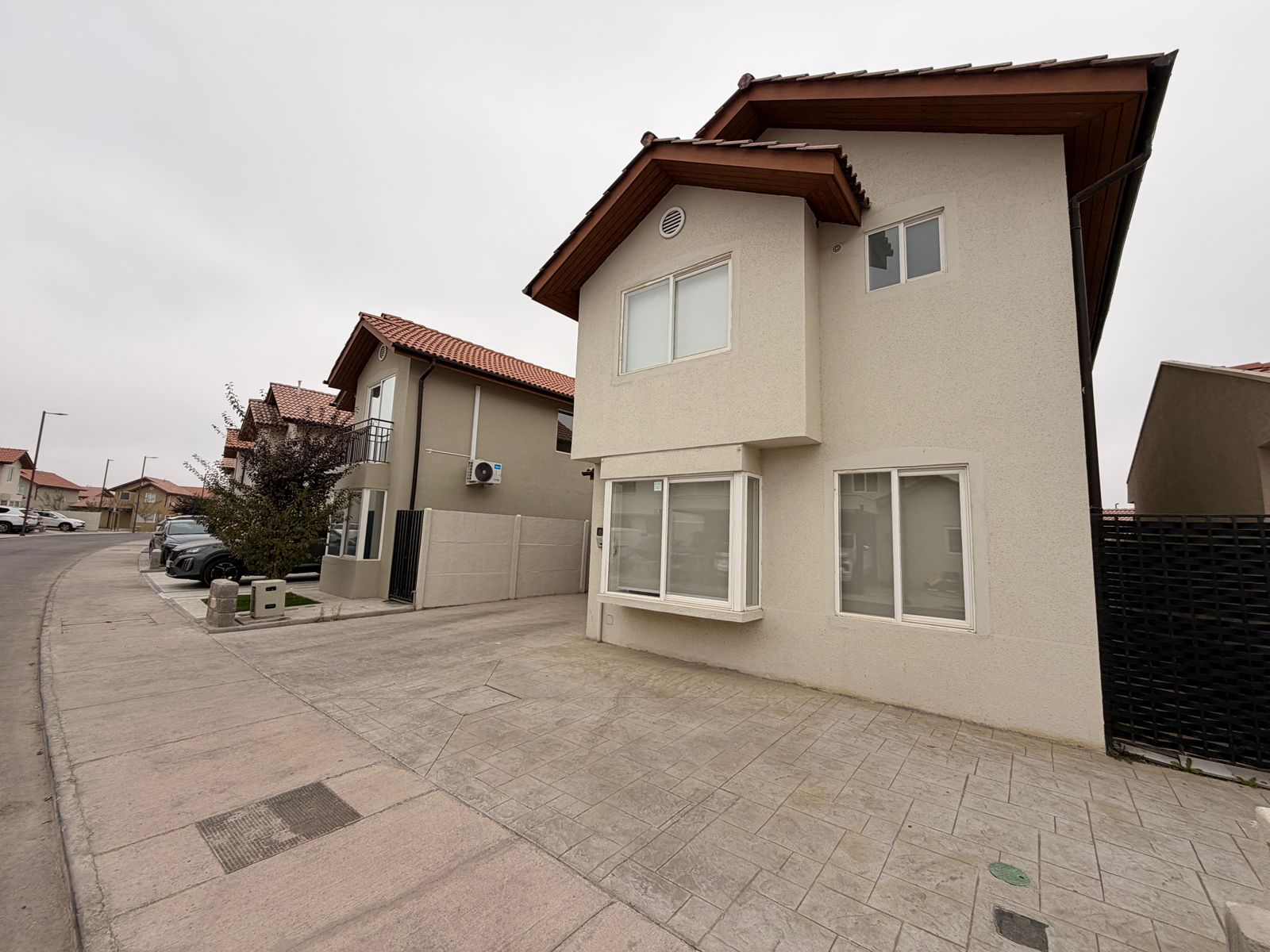Imagen de Arriendo casa de 2 pisos 3d-3b. condominio. Av. Las Tranqueras Lampa